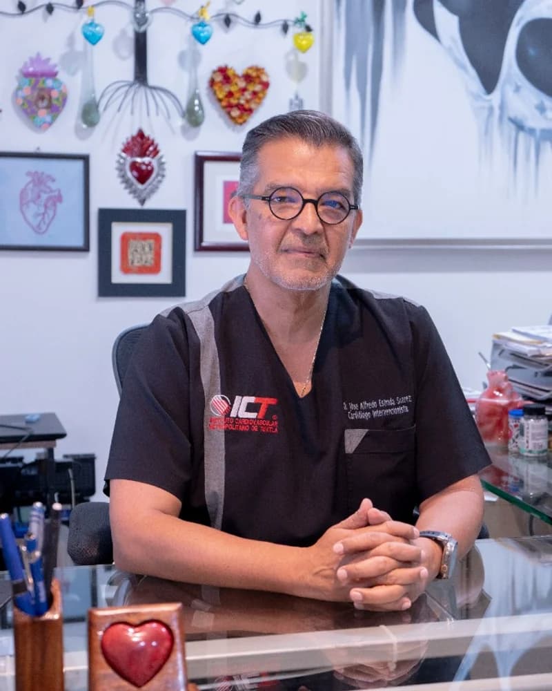 Fotografía del Dr. Alfredo Estrada Suárez, Cardiólogo intervencionista en su consultorio en Tuxtla Gutiérrez, Chiapas