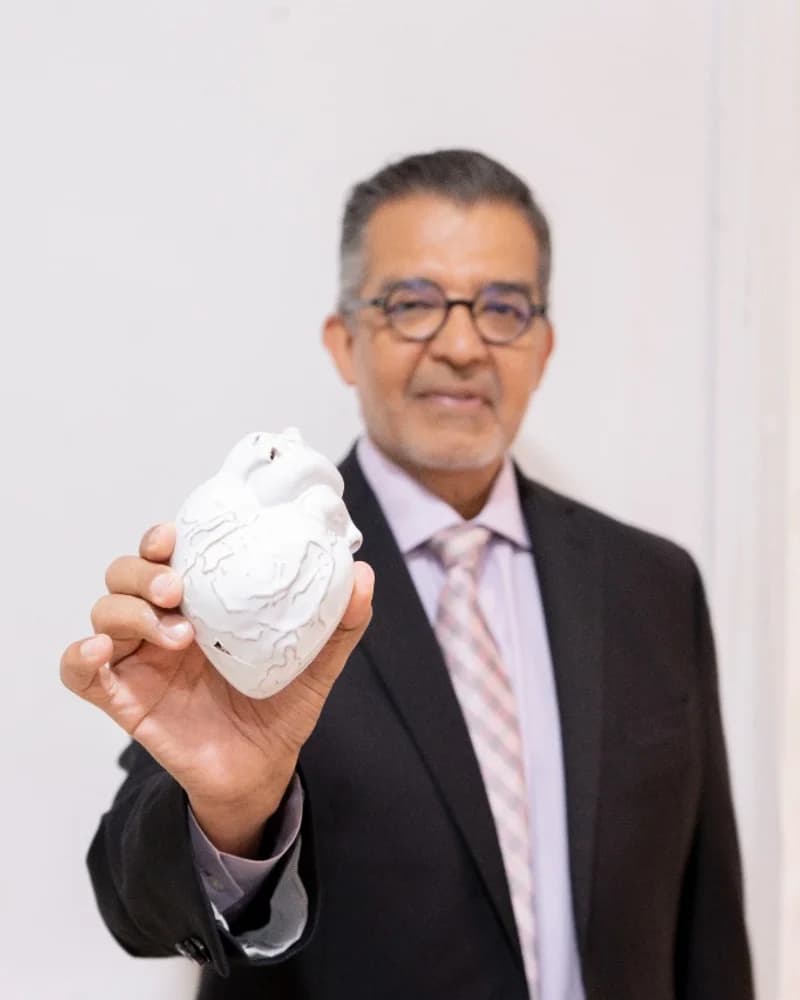 El Dr. Alfredo Estrada Suárez con modelo anatómico del corazón