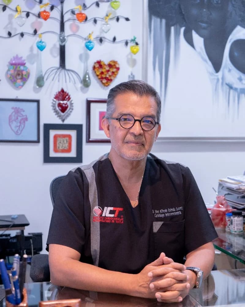 El Dr. Alfredo Estrada Suárez en el escritorio de su consultorio de cardiología en Torre Médica VP, Tuxtla Gutiérrez