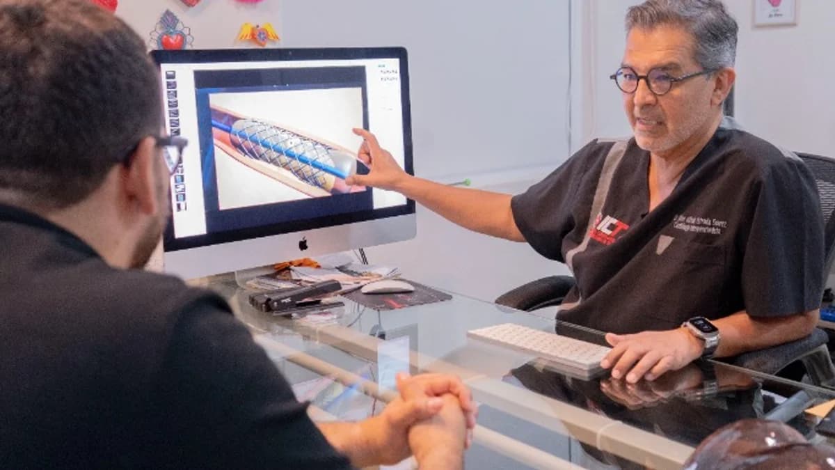 Dispositivo de cierre desplegado dentro del corazón para sellar una comunicación entre las aurículas mediante cateterismo
